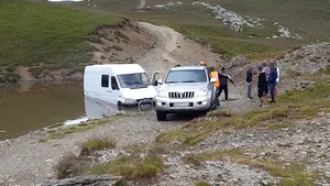 ALERTĂ pe Transalpina: Microbuz plin cu turişti rămas blocat într-o zonă cu apă şi nămol | FOTO