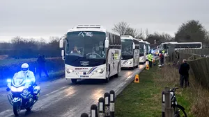 Englezii evacuaţi din Wuhan au ajuns în Marea Britanie /  Şoferii autocarelor şi unii medici NU purtau costume de protecţie. FOTO