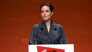 Angelina Jolie a primit titlul de Honorary Dame din partea reginei Elizabeth a II-a a Marii Britanii