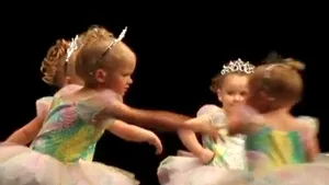 VIDEO AMUZANT: Spectacol de balet transformat în bătaie între fete