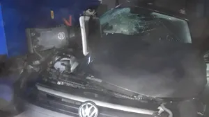 FOTO | Maşină lovită de tren, în Timiş. Doi italieni au fost transportaţi la spital