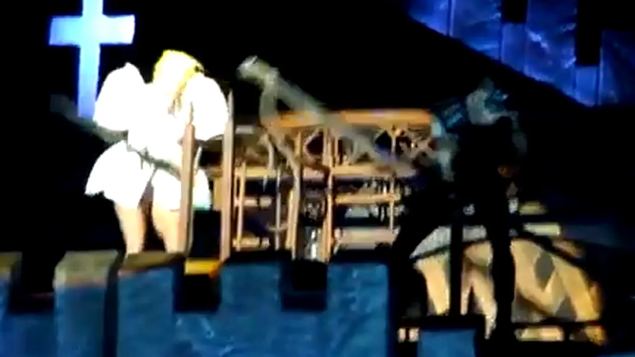 Lady Gaga, lovită în cap de o bară metalică în timpul unui concert. Cum a reacţionat artista - VIDEO