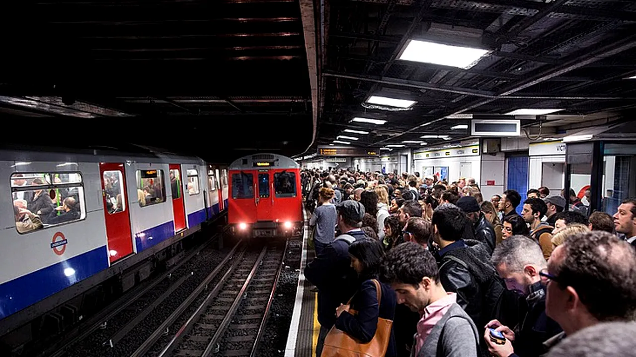 Şeicul şi prinţul din Dubai, în plimbare cu metroul prin Londra - FOTO, VIDEO