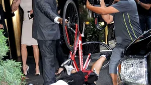Nicole Kidman, accidentată de un fotograf care mergea pe bicicletă - FOTO