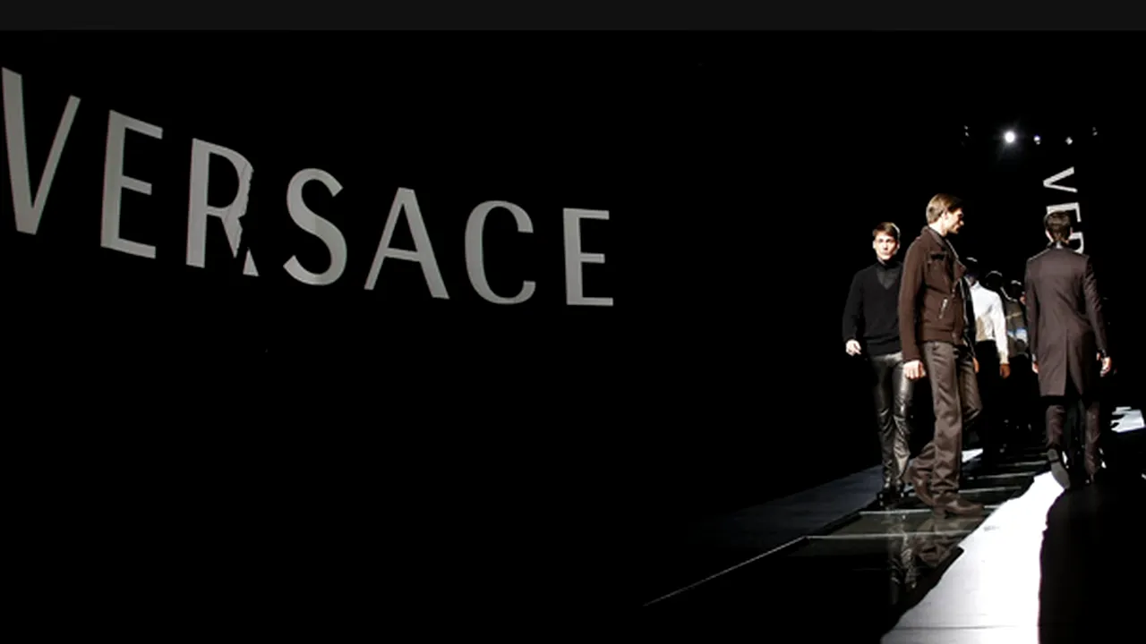 Decizie radicală: Casa de modă de lux Versace renunţă la produsele din blănuri