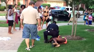 Ofiţer de poliţie din Texas suspendat după publicarea unei înregistrări în care bruschează o minoră - VIDEO