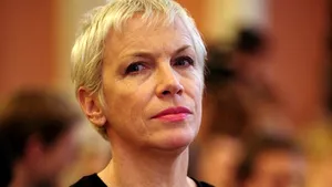 Picturi realizate de vedete ca Shakira şi Annie Lennox, vândute la licitaţie cu 122.000 de dolari - FOTO