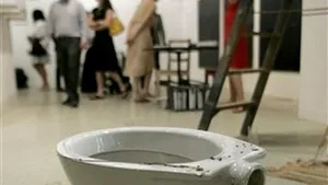 Un manechin aşezat pe toaletă concurează la premiul Turner pentru artă