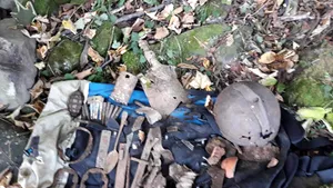 Rămăşiţele unui soldat, găsite întâmplător în apropiere de Valea Uzului, cu detectorul de metale/ FOTO