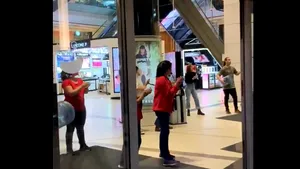 VIDEO. Oameni alungaţi din mall de angajaţii centrului comercial, care au făcut un zgomot infernal
