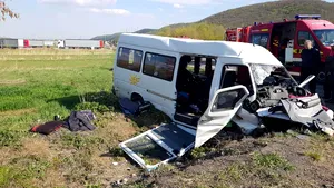 Accident GRAV pe DN1. Un microbuz cu 10 persoane la bord, implicat/ UPDATE: Cinci răniţi