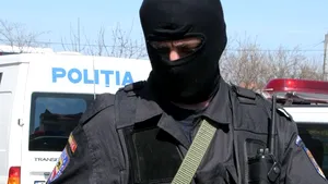 Peste 100 de poliţişti implicaţi în destructurarea grupărilor 