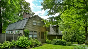 O casă care i-a aparţinut scriitorului J.D. Salinger, la vânzare, pentru 679.000 de dolari - FOTO