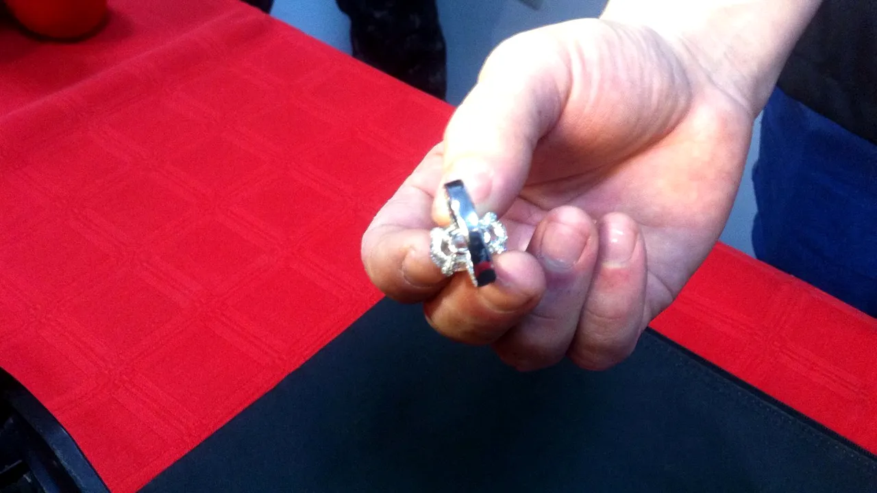 Pietre de stradă, în loc de diamante. Român, trimis în judecată după ce a JEFUIT un magazin de bijuterii de lux din Paris