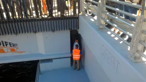 FOTO Podul Traian din Cluj-Napoca, testat cu inginerii sub el. Primarul Boc i-a obligat să stea, la inaugurare, sub construcţie 