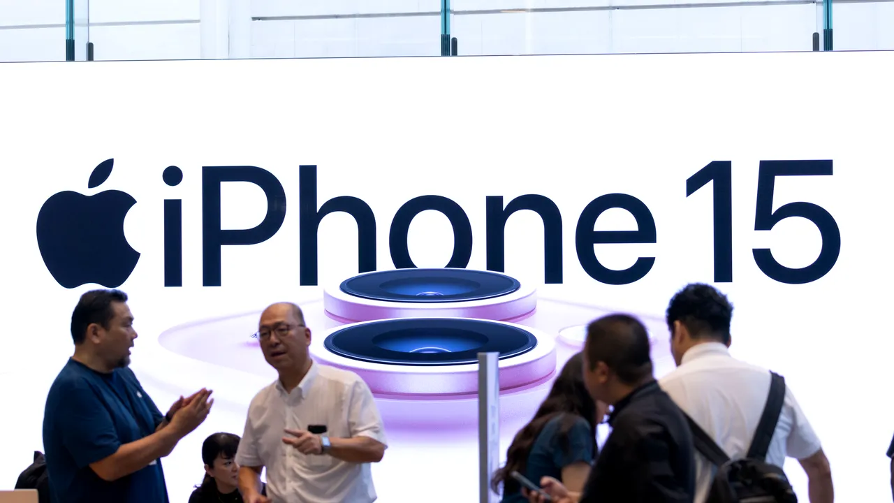 Vânzările Apple scad din nou, în ciuda unei cereri puternice pentru iPhone-uri. Computerele Mac şi iPod-urile sunt mai puţin atractive