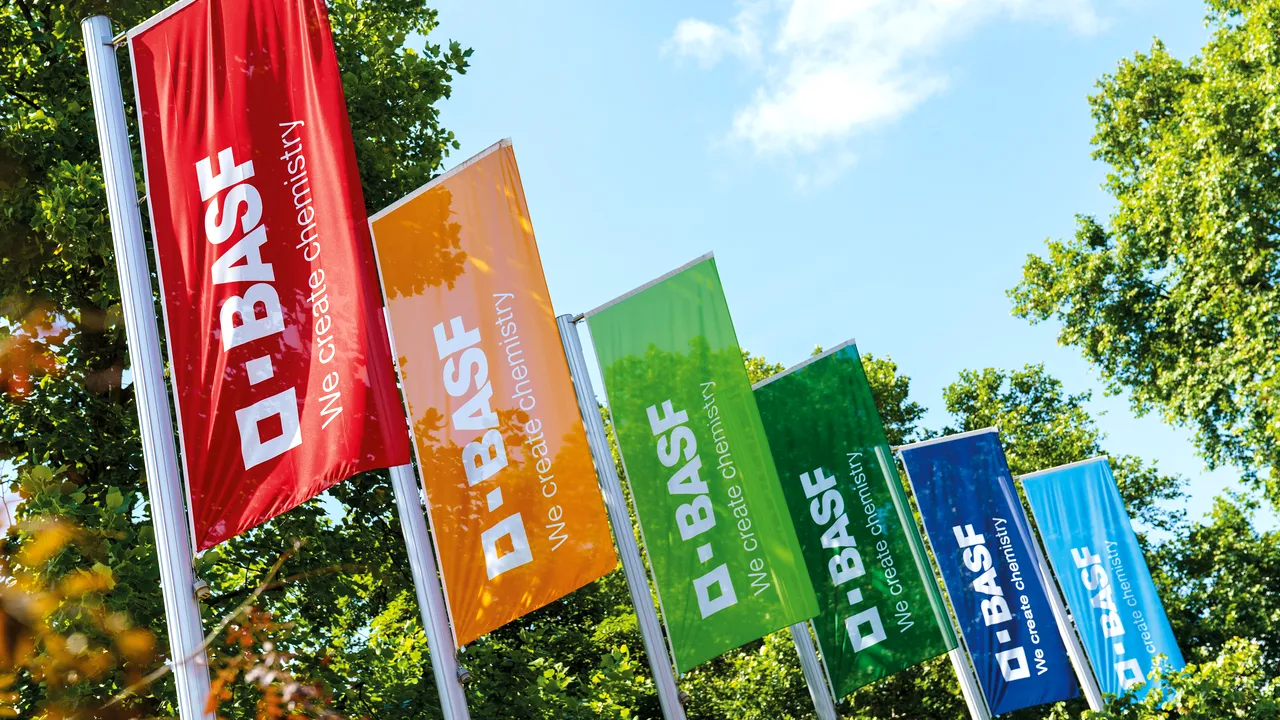 BASF stabileşte o nouă direcţie de strategie corporativă şi menţine un nivel ridicat al distribuţiei