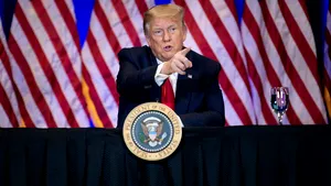 Trump blamează gestionarea pădurilor pentru incendiile de vegetaţie care au devastat trei state americane