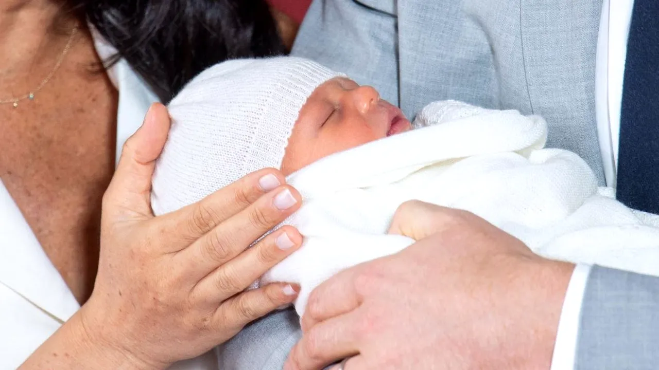 Cum arată noul bebeluş regal. PRIMA apariţie în public a ducilor de Sussex cu băieţelul născut pe 6 mai | FOTO, VIDEO