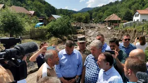Inundaţiile din Alba au lăsat în urmă pagube însemnate. Cîţu promite ajutoare de la Guvern pentru gospodăriile afectate