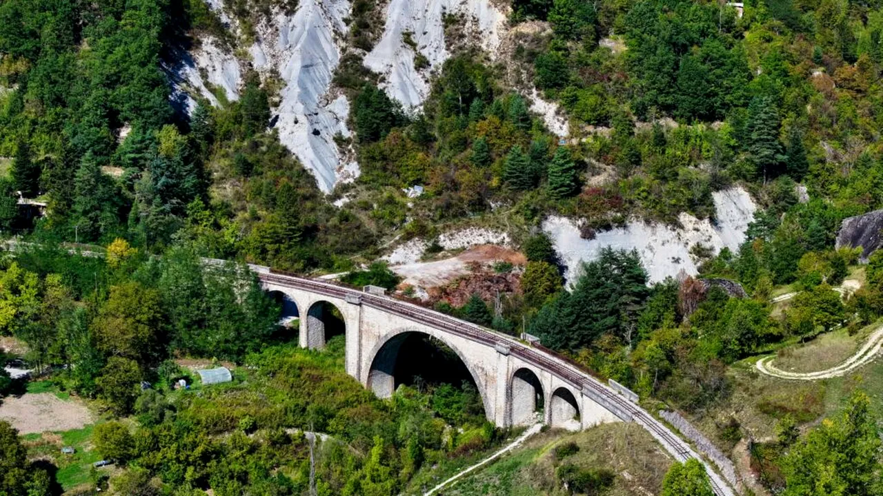 Trenul frunzelor. Unde se află unul dintre cele mai spectaculoase trasee feroviare