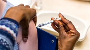 Ministrul Sănătăţii, după ce încă un copil a murit de rujeolă: Vaccinarea e singurul mod de prevenire a bolii/ 310 de cazuri noi de rujeolă, confirmate în ultima săptămână. UPDATE: Dezbaterea, monopolizată de cei care sunt împotriva imunizării