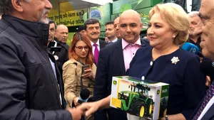 Dăncilă la Indagra: Între vorbe de ocară şi felicitări, premierul a căutat tinctura care să unească societatea