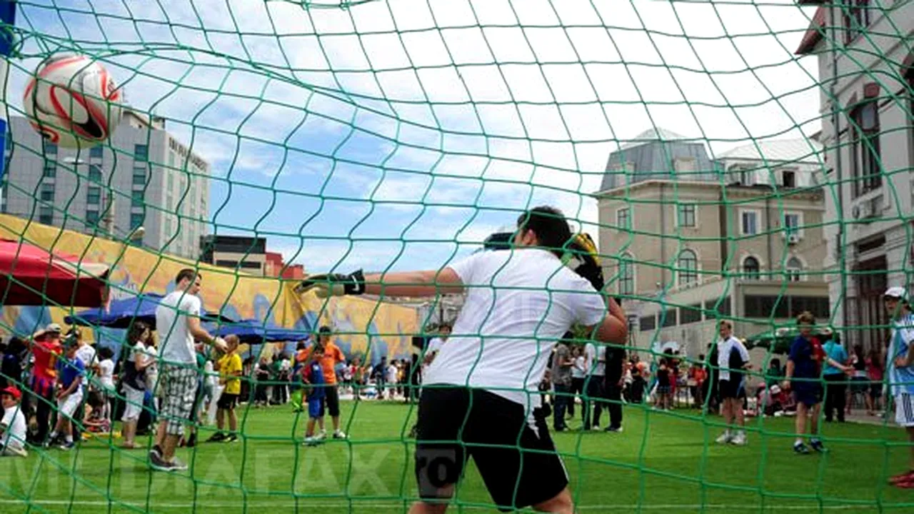 Copiii bat mingea în curtea şcolii, chiar dacă autorităţile nu-i lasă: ”Nu renunţ la fotbal niciodată”