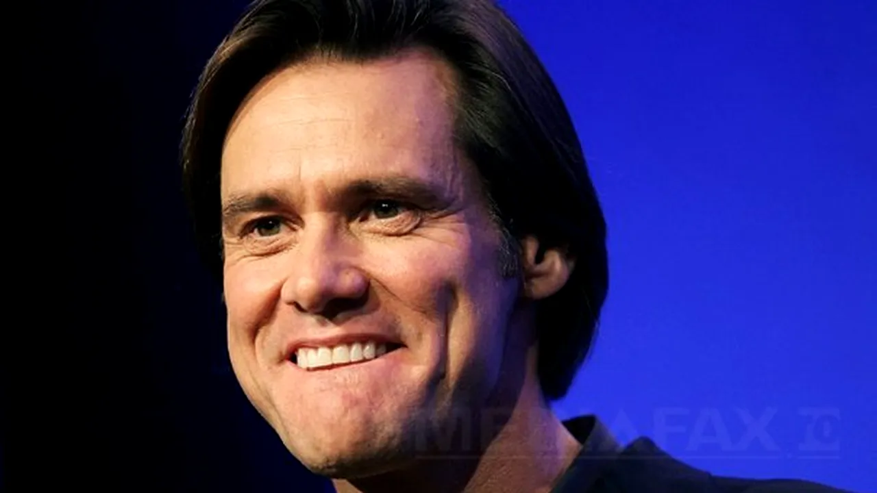 Jim Carrey, fotografiat în compania noii sale iubite, pe o plajă din Malibu