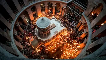 RELIGIE Sfânta Lumină s-a pogorât la Biserica Sfântului Mormânt din Ierusalim. Când va ajunge în România