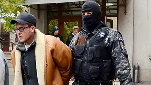 Studentul de la Iaşi acuzat că şi-a înjunghiat doi colegi, apoi a dat foc camerei, a fost reţinut