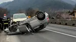 Accident rutier într-o comună din Neamț: O mașină s-a răsturnat pe cupolă. Traficul, blocat pe un sens de mers