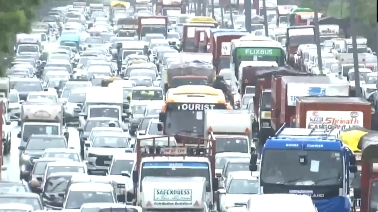 Unul dintre cele mai poluate orașe din lume pregătește o schimbare radicală. Mașinile pe benzină și motorină vor fi înlocuite treptat cu vehicule electrice