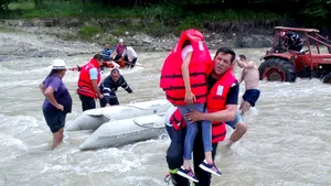 Tractor cu 5 persoane, împotmolit în albia unui râu din Vrancea | FOTO