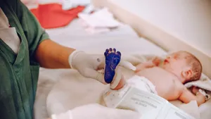 Bebelușii care primesc soluție cu zahăr simt mai puțină durere în timpul injecțiilor sau analizelor