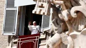 Papa Francisc priveşte spre viitor: A numit 13 noi cardinali, printre care şi primul afro-american cu acest rang. Gestul său ar putea înclina balanţa la Vatican