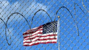 SUA: L-a votat pe Trump iar acum soția lui peruană ar putea fi deportată!