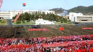 Coreea de Nord marchează 101 ani de la naşterea fondatorului ţării şi AR PUTEA LANSA o rachetă. Statele Unite sunt pregătite să negocieze cu Phenianul - FOTO