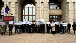 PUSL continuă protestele în fața Ministerului Mediului și cere răspundere politică în criza apei din Prahova / ”Lipsa de reacție reprezintă un abuz în sine”