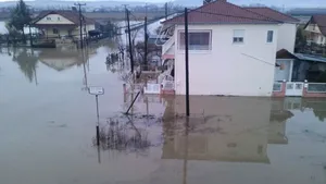 Inundaţii în Grecia: O româncă şi cei doi copii ai ei au fost salvaţi de echipele de urgenţă