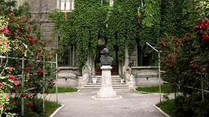 Băsescu a decorat licee de prestigiu din Bucureşti, Sfântu Gheorghe, Braşov şi Arad