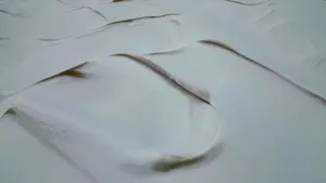 Cel mai mare deşert din China, „echipat” de iarnă: dune acoperite şi un lac îngheţat