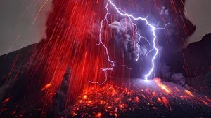 VULCANUL Sakarajima a erupt, la doar 50 de km distanţă de o centrală nucleară din Japonia - VIDEO