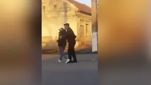  Un tânăr beat din Timiş a sunat la 112 să reclame un migrant, apoi a fugit de poliţist şi l-a înjurat. VIDEO