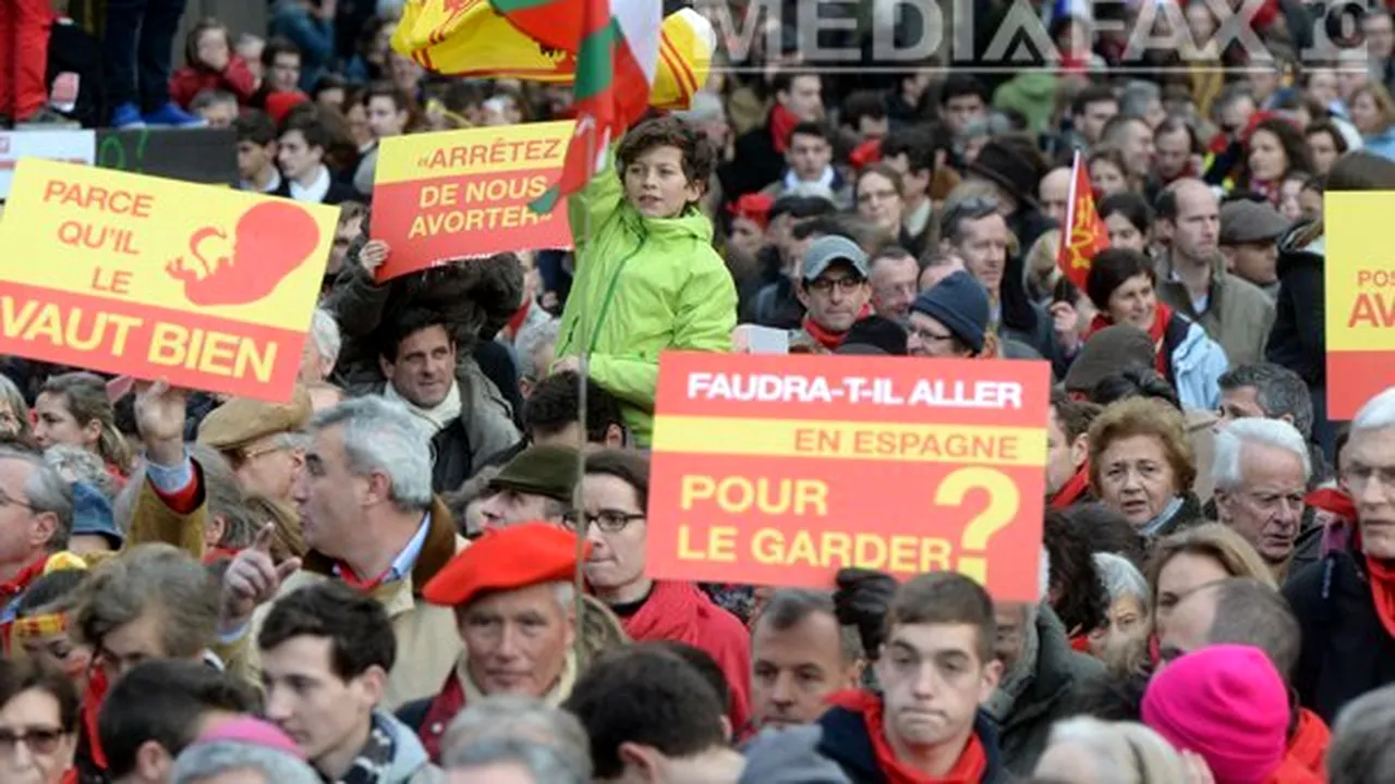 Aproximativ 16.000 de persoane participă la o manifestaţie împotriva avortului la Paris