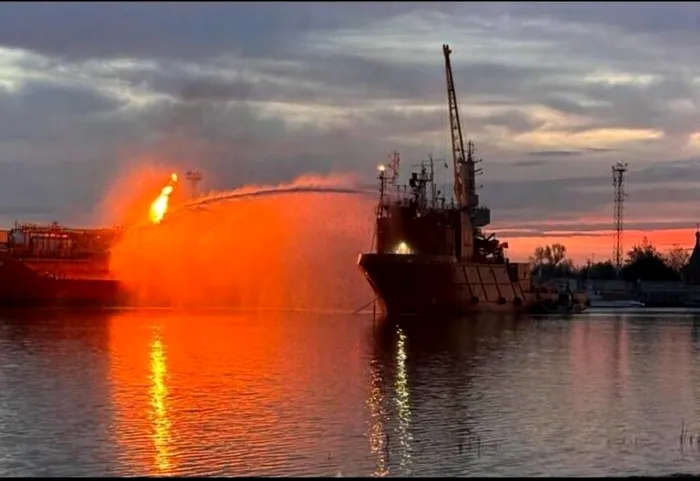 NEWS ALERT Incendii la bordul a două nave, în apropiere de Sulina. În petrolier s-a produs o explozie