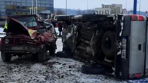 ACCIDENT grav la Vaslui: Trei maşini s-au ciocnit pe stradă, după ce unul din şoferi a făcut infarct | FOTO