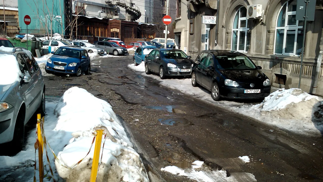 Gropi în centrul Bucureştiului – GALERIE FOTO