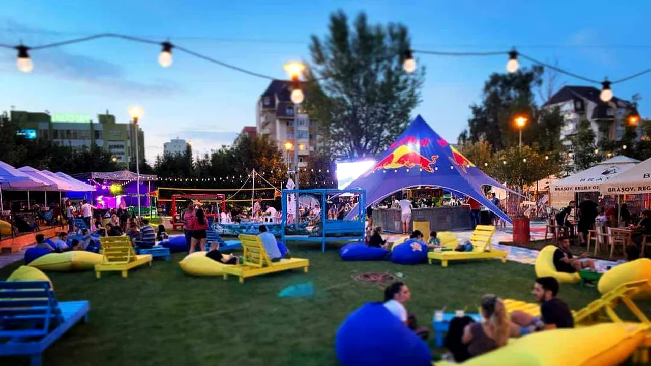 Cultură în parc la Braşov, cu cărţi, hamace şi un ecran uriaş pentru filme 