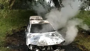 O maşină în care se aflau doi tineri a luat foc. Ei au reuşit să se salveze | FOTO